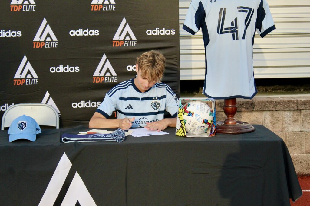 Sutton Williams signing to play for Sporting KC Academy in the 2023/24